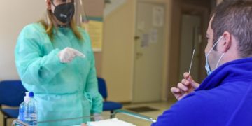 Εικόνα από τα Δημοτικά Ιατρεία του Δήμου Αθηναίων που εκπαιδεύουν τους πολίτες πώς να κάνουν ατομικό self test από το φαρμακείο (φωτ.: ΑΠΕ-ΜΠΕ
/ΔΗΜΟΣ ΑΘΗΝΑΙΩΝ/STR)