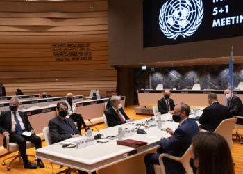 Στιγμιότυπο από την άτυπη πενταμερή συνάντηση (φωτ.: ΑΠΕ-ΜΠΕ/ ΡΙΟ/ Σταύρος Ιωαννίδης)