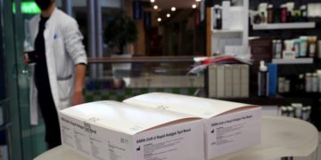 Ατομικά τεστ (self-tests) για την ανίχνευση του κορονοϊού διατίθενται στα φαρμακεία (φωτ.: ΑΠΕ-ΜΠΕ / Ορέστης Παναγιώτου)