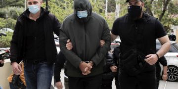 Στον εισαγγελέα οδηγείται ένας από τους συγκατηγορούμενους στην υπόθεση του Μένιου Φουρθιώτη, στα δικαστήρια της πρώην Σχολής Ευελπίδων, Αθήνα (φωτ.: ΑΠΕ-ΜΠΕ /Κώστας Τσιρώνης)