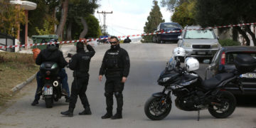 Αστυνομικοί έχουν αποκλείσει το δρόμο έξω από το σπίτι του δημιοσιογράφου Γιώργου Καραϊβάζ στον Άλιμο, μετά τη δολοφονία του, Παρασκευή 09 Απριλίου 2021 (φωτ.: ΑΠΕ-ΜΠΕ/ Ορέστης Παναγιώτου)