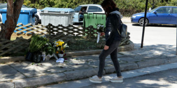 Κόσμος αφήωει λουλούδια στο σημείο όπου δολοφονήθηκε ο δημοσιογράφος Γιώργος Καραϊβάζ στον Άλιμο (φωτ.: ΑΠΕ-ΜΠΕ/ Παντελής Σαϊτάς)