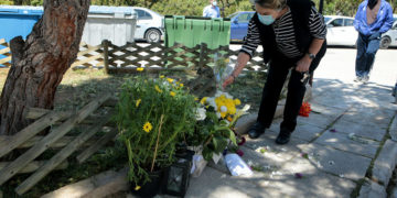 Κόσμος αφήνει λουλούδια στο σημείο όπου δολοφονήθηκε ο δημοσιογράφος Γιώργος Καραϊβάζ (φωτ.: ΑΠΕ-ΜΠΕ / Παντελής Σαΐτας)