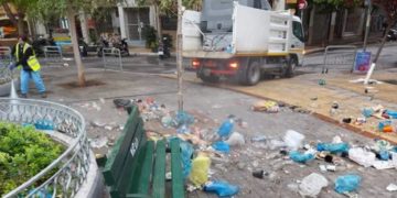 Η πλατεία Αγίου Γεωργίου στην Κυψέλη μετά το κορονοπάρτι της Παρασκευής (φωτ.: Δήμος Αθηναίων)