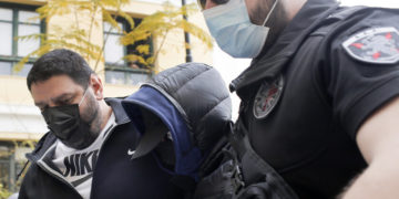 Στιγμιότυπο από τη μεταγωγή του Μένιου Φουρθιώτη στον εισαγγελέα (φωτ.: ΑΠΕ-ΜΠΕ/ Κώστας Τσιρώνης)