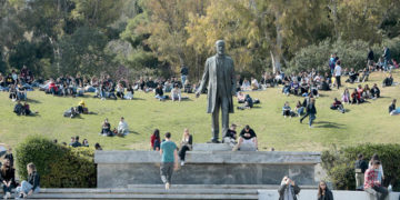 Παρέες κάθονται στο Πάρκο Ελευθερίας στο κέντρο της Αθήνας (φωτ.: ΑΠΕ-ΜΠΕ / Παντελής Σαΐτας)