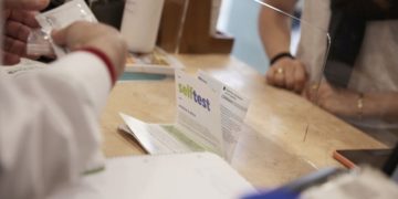 Στιγμιότυπο από την επίσκεψη του Κυριάκου Μητσοτάκη και της κόρης του Δάφνης, σε φαρμακείο της Καλλιθέας, για να προμηθευτεί το self-test της ενόψει του ανοίγματος των λυκείων (φωτ.: ΑΠΕ-ΜΠΕ/ Γρ. Τύπου Πρωθυπουργού /Δημήτρης Παπαμήτσος)