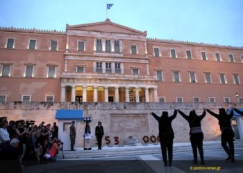 Η στιγμή του χορού Σέρρα μπροστά από το μνημείο του Αγνώστου Στρατιώτη στο Σύνταγμα (φωτ.: Γεωργία Βορύλλα)