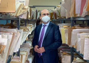 Ο Κωστής Χατζηδάκης στο Περιφερειακό Υποκατάστημα Μισθωτών Αττικής στο κέντρο της Αθήνας (φωτ.: υπουργείο Εργασίας και Κοινωνικών Υποθέσεων)