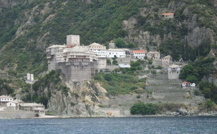 Η Μονή από τη θάλασσα (φωτ.: el.wikipedia.org)