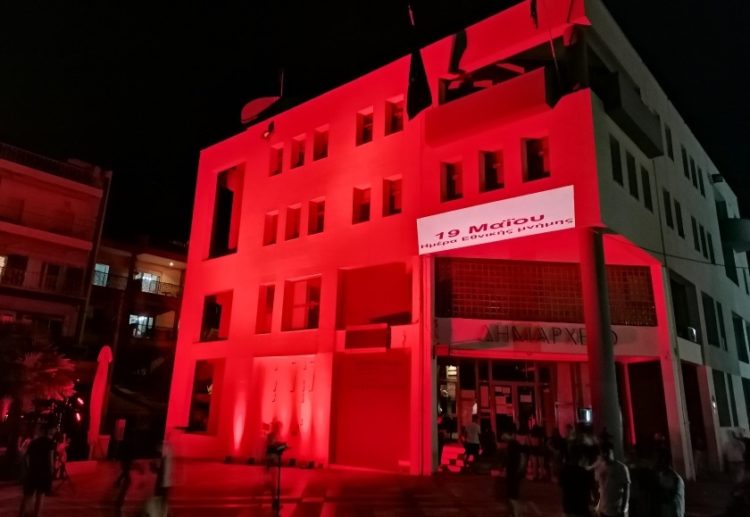 Εικόνα από την περσινή φωταγώγηση του δημαρχείου για τη 19η Μαΐου (φωτ. αρχείου: Χρήστος Μουτσάκης)