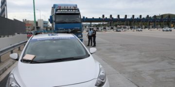 Αστυνομικοί της τροχαίας κάνουν έλεγχο σε φορτηγό, στα διόδια των Αφιδνών, σήμερα (φωτ.: ΑΠΕ-ΜΠΕ / Παντελής Σαΐτας)