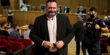 Ο καταδικασμένος ευρωβουλευτής Γιάννης Λαγός στο Εφετείο Αθηνών, πέρυσι τον Οκτώβριο (φωτ. αρχείου: ΑΠΕ-ΜΠΕ/ Παντελής Σαΐτας)