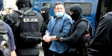 Ο ευρωβουλευτής  Γιάννης Λαγός που εκδόθηκε από τις βελγικές Αρχές μετά από ένταλμα της Ελλάδας, οδηγείται στον Εισαγγελέα Εκτέλεσης Ποινών (φωτ.: ΑΠΕ-ΜΠΕ /Παντελής Σαΐτας)