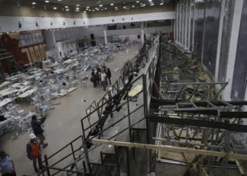 Άποψη του εσωτερικού της εβραϊκής συναγωγής, στον οικισμό Givat Zeev, στη Δυτική Όχθη, μετά την κατάρρευση της εξέδρας (φωτ.: EPA/ATEF SAFADI)