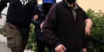 Ο Μένιος Φουρθιώτης, αποχωρεί από το γραφείο του ανακριτή, την Πρωτομαγιά (φωτ. αρχείου: ΑΠΕ-ΜΠΕ / Αλέξανδρος Μπελτές)