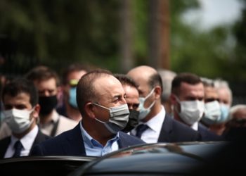 Ο υπουργός Εξωτερικών της Τουρκίας Μεβλούτ Τσαβούσογλου επισκέφτηκε τον τάφο του βουλευτή Αχμέτ Σαδίκ που σκοτώθηκε σε δυστύχημα και φύτεψε ένα πλατάνι στη μνήμη του, στο Μουσουλμανικό νεκροταφείο Κομοτηνή (φωτ.: ΑΠΕ-ΜΠΕ/STR)