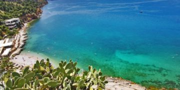 Φωτογραφία που τραβήχτηκε με drone και εικονίζει λουόμενους που απολαμβάνουν το μπάνιο τους σε οργανωμένη παραλία σε περιοχή του Ναυπλίου (φωτ.: ΑΠΕ-ΜΠΕ / Ευάγγελος Μπουγιώτης)