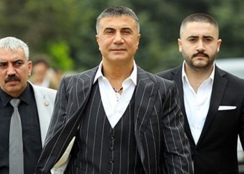 Ο Σεντάτ Πεκέρ με πρωτοπαλίκαρά του (φωτ.: HalkTV)