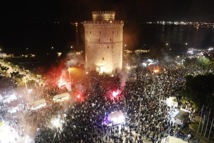 Οι φίλαθλοι του ΠΑΟΚ πανηγυρίζουν την κατάκτηση του Κυπέλλου Ελλάδας 2021, μετά τη νίκη τους με 2-1 επί του Ολυμπιακού (φωτ.: ΑΠΕ-ΜΠΕ/Δημήτρης Τοσίδης)