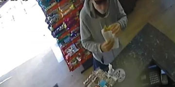 Καρέ από την κάμερα ασφαλείας του καφέ