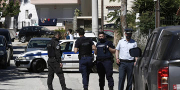 Αστυνομικοί έξω από τη μεζονέτα της οικογένειας στα Γλυκά Νερά (φωτ.: ΑΠΕ-ΜΠΕ / Γιάννης Κολεσίδης)