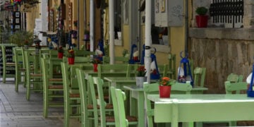 Μάταια προσπαθούν απ' το πρωί οι κατστηματάρχες της εστίασης, να υποβάλλουν τις αιτήσεις για τα καστήματά τους (φωτ.: ΑΠΕ-ΜΠΕ/ Ευάγγελος Μπουγιώτης)