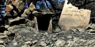 Αποκαΐδια από την πυρκαγιά στην περιοχή των Γερανείων κοντά στον Σχίνο Λουτρακίου (φωτ.: ΑΠΕ-ΜΠΕ / Βασίλης Ψωμάς)