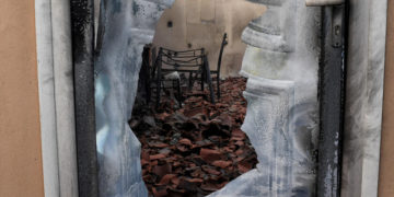 Καμένο σπίτι από την πυρκαγιά που είναι σε εξέλιξη στην περιοχή Σχίνος Λουτρακίου (φωτ.: ΑΠΕ-ΜΠΕ/ Βασίλης Ψωμάς)