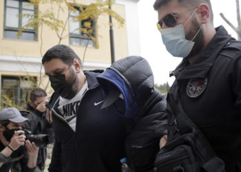 Ο Μένιος Φουρθιώτης οδηγείται στον εισαγγελέα (φωτ.: ΑΠΕ-ΜΠΕ / Κώστας Τσιρώνης)