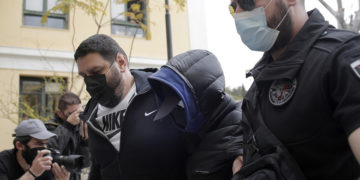 Ο Μένιος Φουρθιώτης οδηγείται στον εισαγγελέα (φωτ.: ΑΠΕ-ΜΠΕ / Κώστας Τσιρώνης)