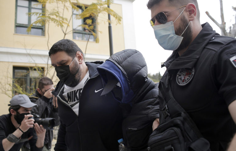 Ο Μένιος Φουρθιώτης οδηγείται στον εισαγγελέα (φωτ.: ΑΠΕ-ΜΠΕ / Κώστας Τσιρώνης)