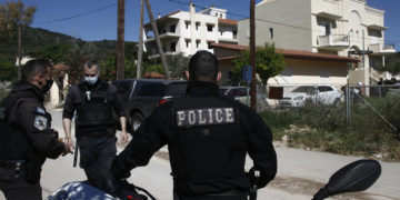 Αστυνομικοί ερευνούν το σπίτι του εγκλήματος την  Τρίτη 11 Μαΐου 2021 (φωτ.: ΑΠΕ-ΜΠΕ/ Γιάννης Κολεσίδης)