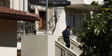 Αστυνομικοί ερευνούν το σπίτι στα Γλυκά Νερά (φωτ.: ΑΠΕ-ΜΠΕ/ Γιάννης Κολεσίδης)