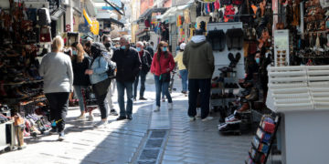 Κόσμος ψωνίζει  και κοιτάζει βιτρίνες σε καταστήματα στο Μοναστηράκι (φωτ.: ΑΠΕ-ΜΠΕ/ Παντελής Σαϊτάς)