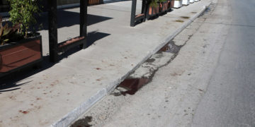 Ίχνη αίματος στο οδόστρωμα, λίγα μέτρα από το σημείο όπου δολοφονήθηκε o Μιχάλης Κ., στη Μεταμόρφωση (φωτ.: ΑΠΕ-ΜΠΕ / Σαΐτας)