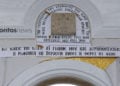 Η είσοδος και η επιγραφή για τα θύματα της Γενοκτονίας στο καθολικό της Λαυρεντιανής Μονής Μεταμορφώσεως του Σωτήρος - Νέα Σουμελά (φωτ. αρχείου: Φίλιππος Φασούλας)