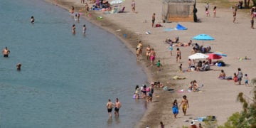 Η παραλία της Καραθώνας στην πόλη του Ναυπλίου γεμάτη από λουόμενους, Δευτέρα 3 Μαΐου 2021 (φωτ.: ΑΠΕ-ΜΠΕ/ Ευάγγελος Μπουγιώτης)