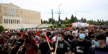 Διαδηλωτές συμμετέχουν στην πορεία που διοργάνωσε η ΑΔΕΔΥ και το Εργατικό Κέντρο Αθήνας, για τον εορτασμό της Εργατικής Πρωτομαγιάς, στο κέντρο της Αθήνας, την (φωτ.: ΑΠΕ-ΜΠΕ/ Αλέξανδρος Μπελτές)