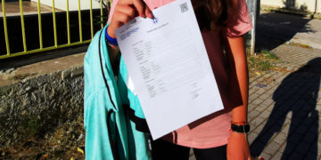 Μαθητές του 3ου Δημοτικού σχολείου στο Ναύπλιο προσέρχονται στο σχολείο τους, την πρώτη ημέρα επαναλειτουργίας των Γυμνασίων και Δημοτικών σχολείων, Δευτέρα 10 Μαΐου 2021 (φωτ.: ΑΠΕ-ΜΠΕ/ Ευάγγελος Μπουγιώτης)