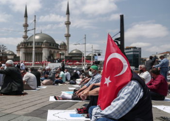 Πιστοί προσκυνούν στην Αγία Σοφία (φωτ.: EPA/ Sedat Suna)