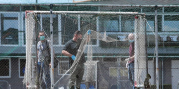 Αστυνομικοί στο σημείο που εκτελέστηκε ο Τάσος Μπερδέσης, στη Βάρη (φωτ.: ΑΠΕ-ΜΠΕ / Παντελής Σαΐτας)