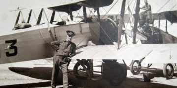 Ο επισμηναγός Δημήτριος Καμπέρος στο Τατόι, στη Σχολή της Αεροπορίας (πηγή: εφ. «Καθημερινή»)