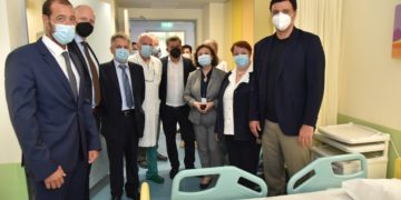 Ο Εμμανουήλ Παπασάββας, Κοινός Διοικητής των Διασυνδεόμενων Παιδιατρικών Νοσοκομείων, ο Γιαν Κάρας, Διευθύνων Σύμβουλος ΟΠΑΠ, ο Αθανάσιος Μπίνης, Πρόεδρος Διοικητικού Συμβουλίου του «Παναγιώτης & Αγλαΐα  Κυριακού», ο Αντώνιος Στεφανίδης, Συντονιστής Διευθυντής Ουρολογικού Τμήματος του Παιδιατρικού Νοσοκομείου «Η Αγία Σοφία», ο Οδυσσέας Χριστοφόρου, Αναπληρωτής Διευθύνων Σύμβουλος ΟΠΑΠ, η Ευφροσύνη Βλαχιώτη, Διευθύντρια Νοσηλευτικής Υπηρεσίας του «Αγία Σοφία», η Μαρία Γέραλη, Διευθύντρια Νοσηλευτικής Υπηρεσίας του «Παναγιώτης & Αγλαΐα  Κυριακού», ο Βασίλης Κικίλιας, Υπουργός Υγείας