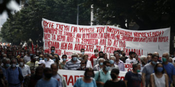 Διαδηλωτές συμμετέχουν στην πορεία διαμαρτυρίας κατά τη διάρκεια της 24ωρης πανελλαδικής απεργίας ενάντια στο νέο εργασιακό νομοσχέδιο, Θεσσαλονίκη, Πέμπτη 10 Ιουνίου 2021 (φωτ.: ΑΠΕ-ΜΠΕ/ Δημήτρης Τοσίδης)
