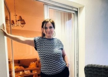 Η Σοφία Μουτίδου στη βεράντα του σπιτιού της (φωτ.: instagram.com/sofia_moutidou/)