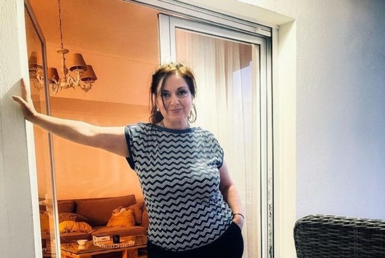 Η Σοφία Μουτίδου στη βεράντα του σπιτιού της (φωτ.: instagram.com/sofia_moutidou/)