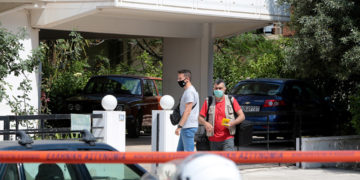 Αστυνομικοί έχουν αποκλείσει την πολυκατοικία όπου έπεσαν πυροβολισμοί στον Άλιμο, νωρίς το πρωί της Τρίτης (φωτ.: ΑΠΕ-ΜΠΕ / Παντελής Σαΐτας)