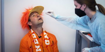 Φίλαθλος στην Ολλανδία κάνει τεστ κορονοϊου για να παρακολουθήσει το Euro 2020 (φωτ.: EPA/ Jeroen Jumelet)