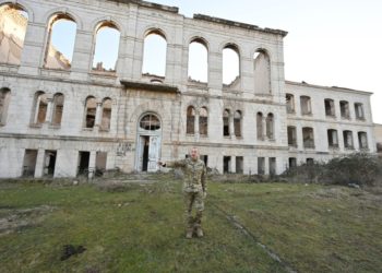 Ο πρόεδρος του Αζερμπαϊτζάν με στρατιωτική περιβολή στο κατεστραμμένο πλέον σχολείο της Σουσί (φωτ.: president.az)
